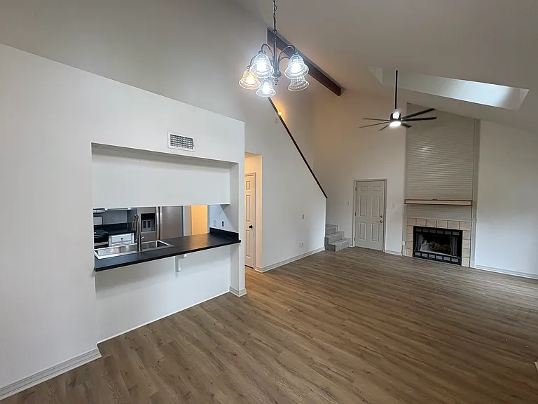 3914 Green Mountain Dr — Photo 2