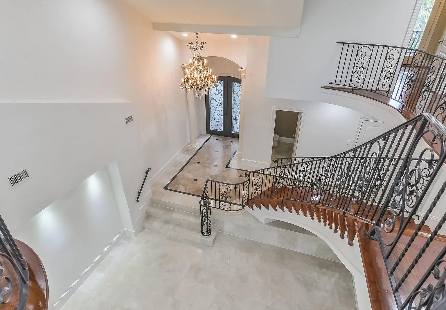 4 bed, 5.5 bath, 4516 sqft, $7,250 — Photo 4
