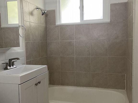 4th image of 1000 Palm Ave APT 19