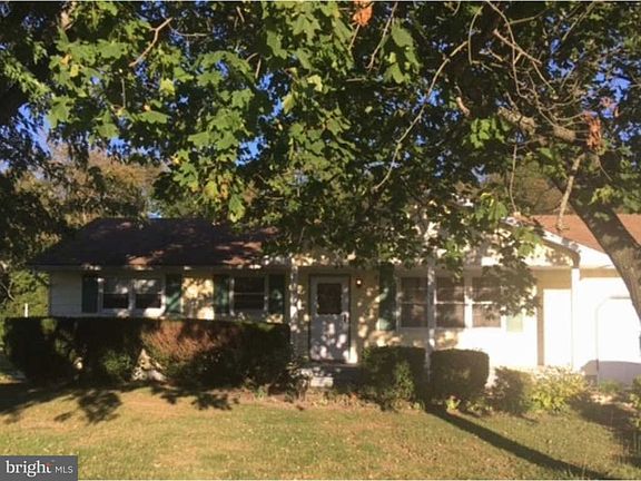 3rd image of 807 Chapel Dr