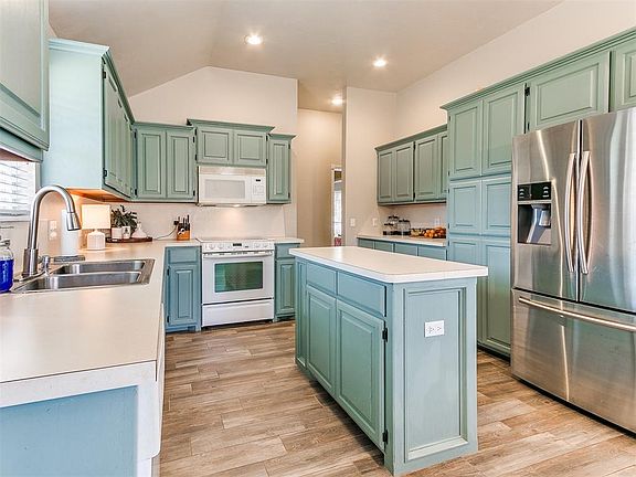 5th image of 1181 McConnell Dr