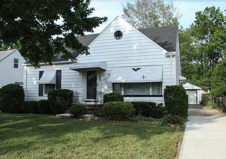 1st image of 395 E 271st St
