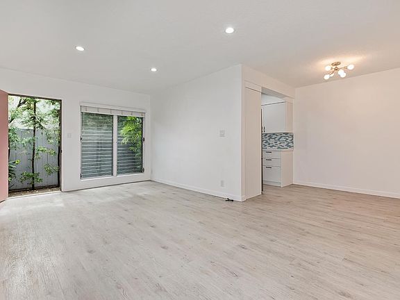 3rd image of 1035 N Sierra Bonita Ave APT 2