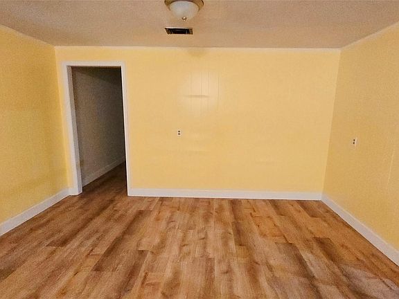 4th image of 1700 Marilyn St