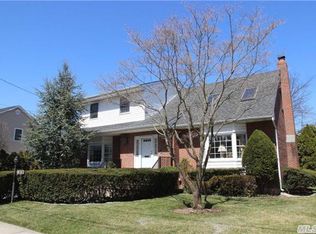 22 Locust St, Malverne, NY 11565