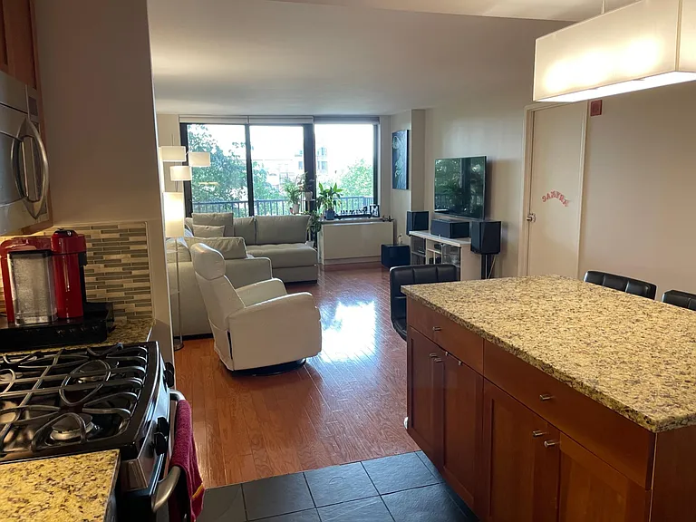 700 Grove St #5R — Photo 2