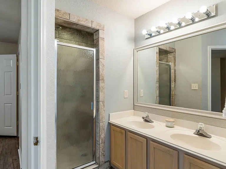 7704 Plateau Cv — Photo 17
