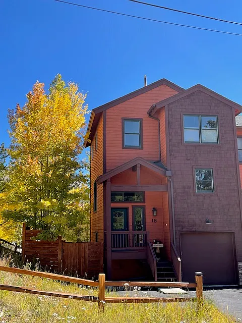 3 bed, 3.5 bath, 1550 sqft, $4,950 — Photo 2
