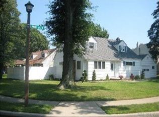 948 Park Ln N, Franklin Square, NY 11010