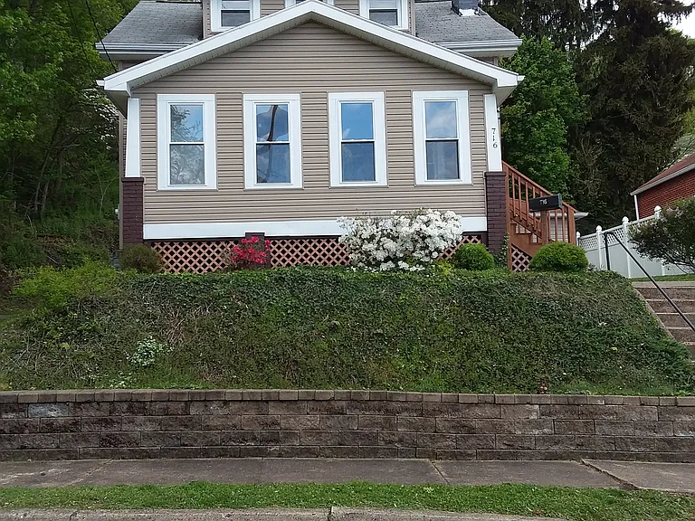 716 Hazel Ave — Photo 2