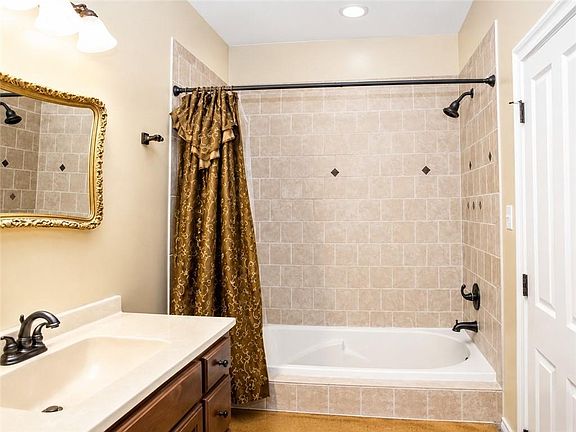 5th image of 10 Cypress Dr