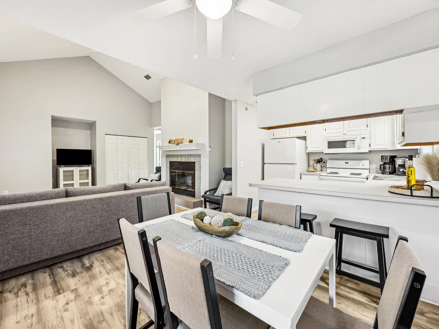 3 bed, 1180 sqft, $3,250 — Photo 2