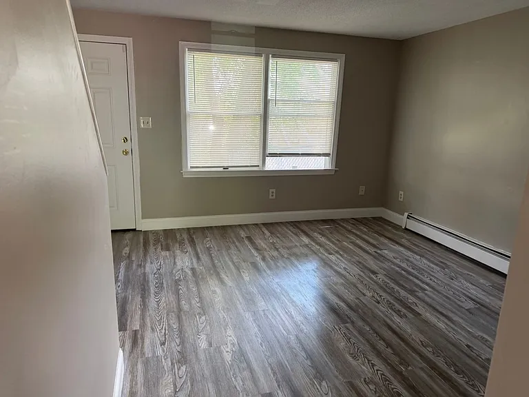 472 S Main St — Photo 4