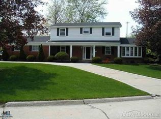 715 Cumberland Dr, Mount Clemens, MI 48043