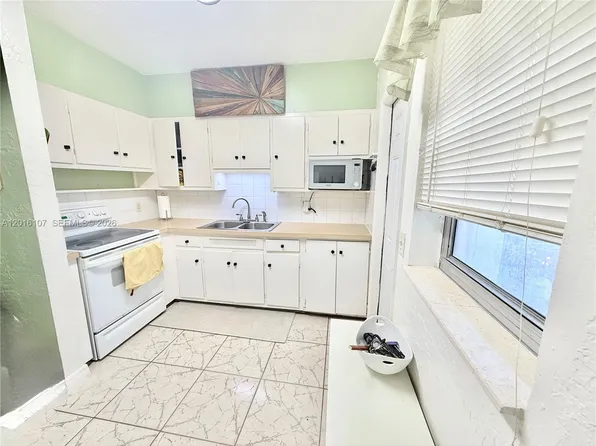 825 S 20th Ave #A, Hollywood, FL 33020