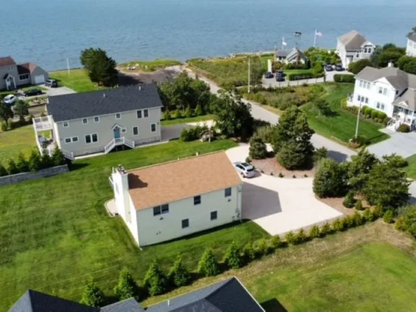 7 Corwin Ln, Hampton Bays, NY 11946