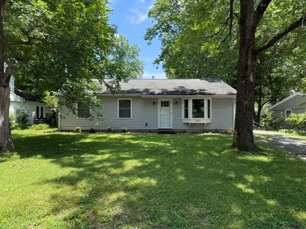 1023 W Laurel St, Carbondale, IL 62901