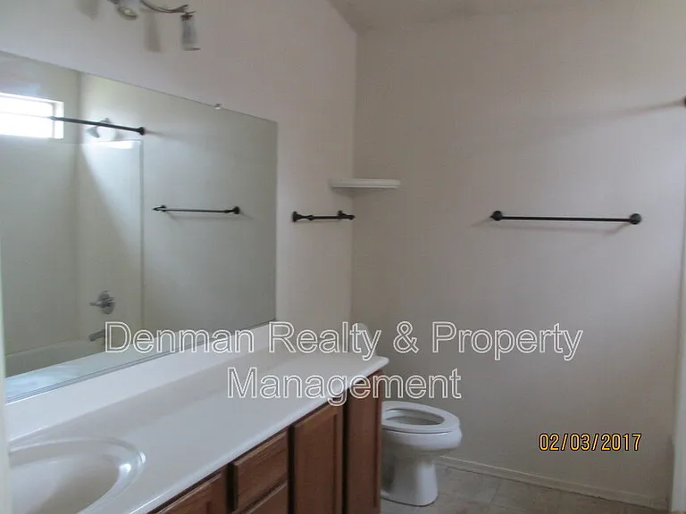 1124 E Maddison St — Photo 8