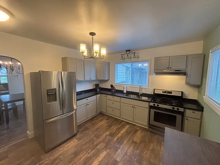 1321 N Brookfield St — Photo 8
