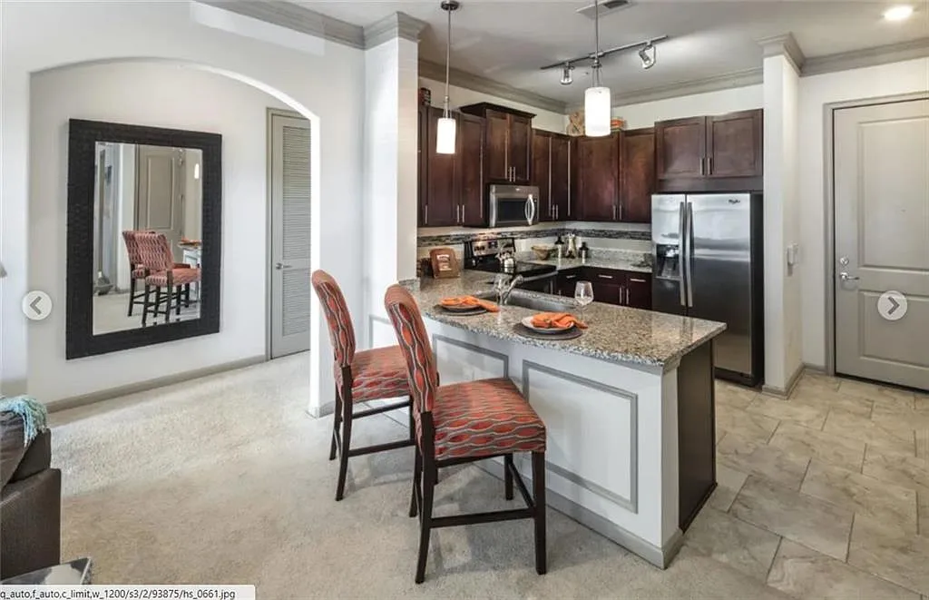 1 bed, 1.0 bath, 802 sqft, $1,692 — Photo 3