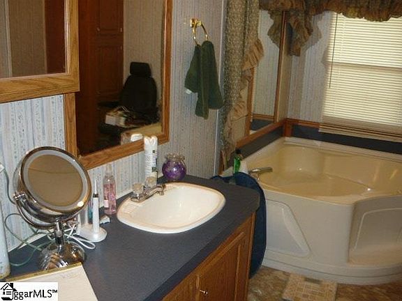 5th image of 184 Yvonne Dr