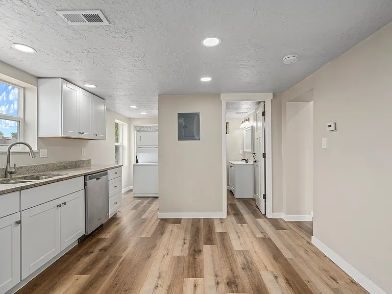 697 N 200 W — Photo 17