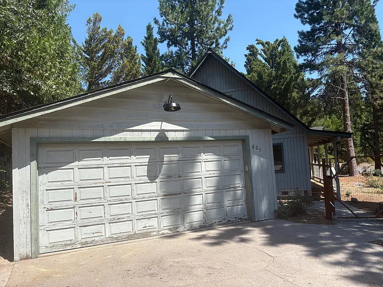 805 Holiday Ct — Photo 2