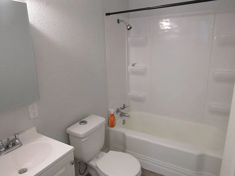 2 Bed 1 Bath in Triplex — Photo 10