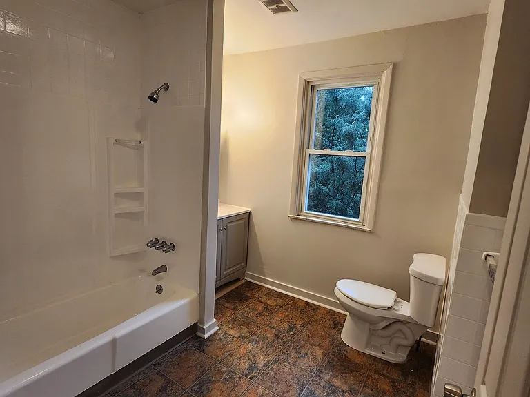 210 Radcliffe St — Photo 13