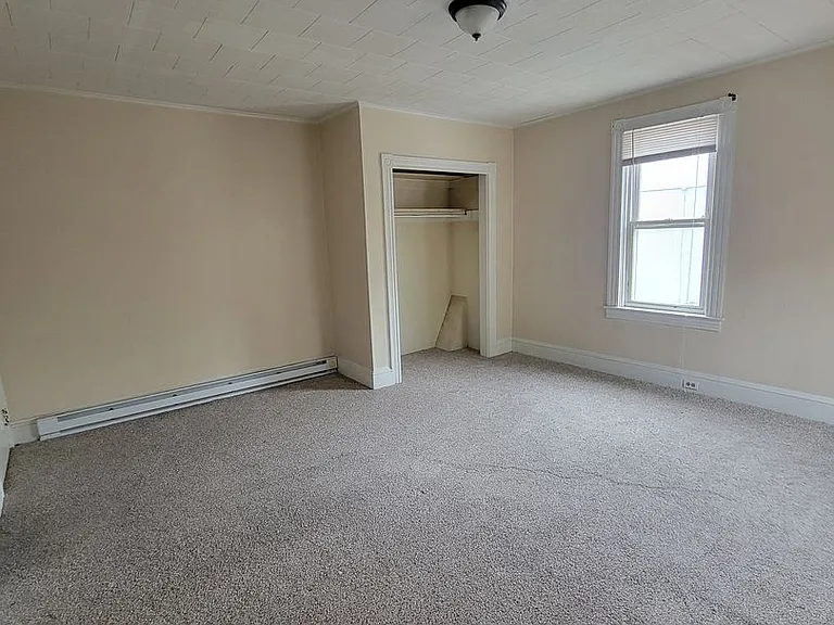 646 W Walnut St — Photo 4