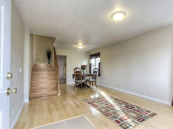 3rd image of 913 Commercial Ave