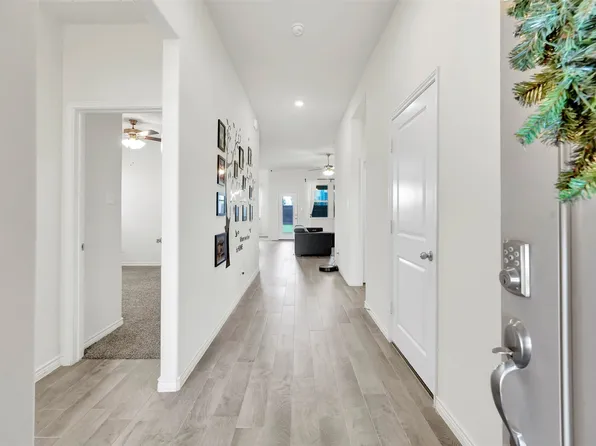 3303 Brady Starr Dr, Aubrey, TX 76227