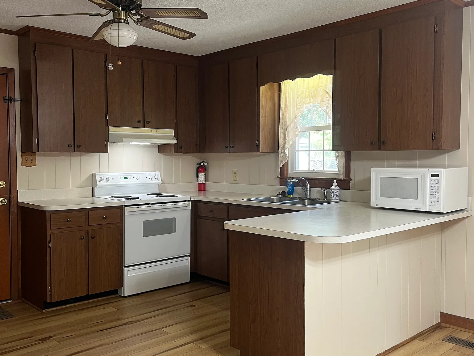 3 bed, 1.5 bath, 1392 sqft, $1,500 — Photo 3