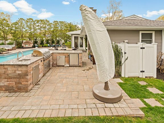 5th image of 1 Evergreen Ln