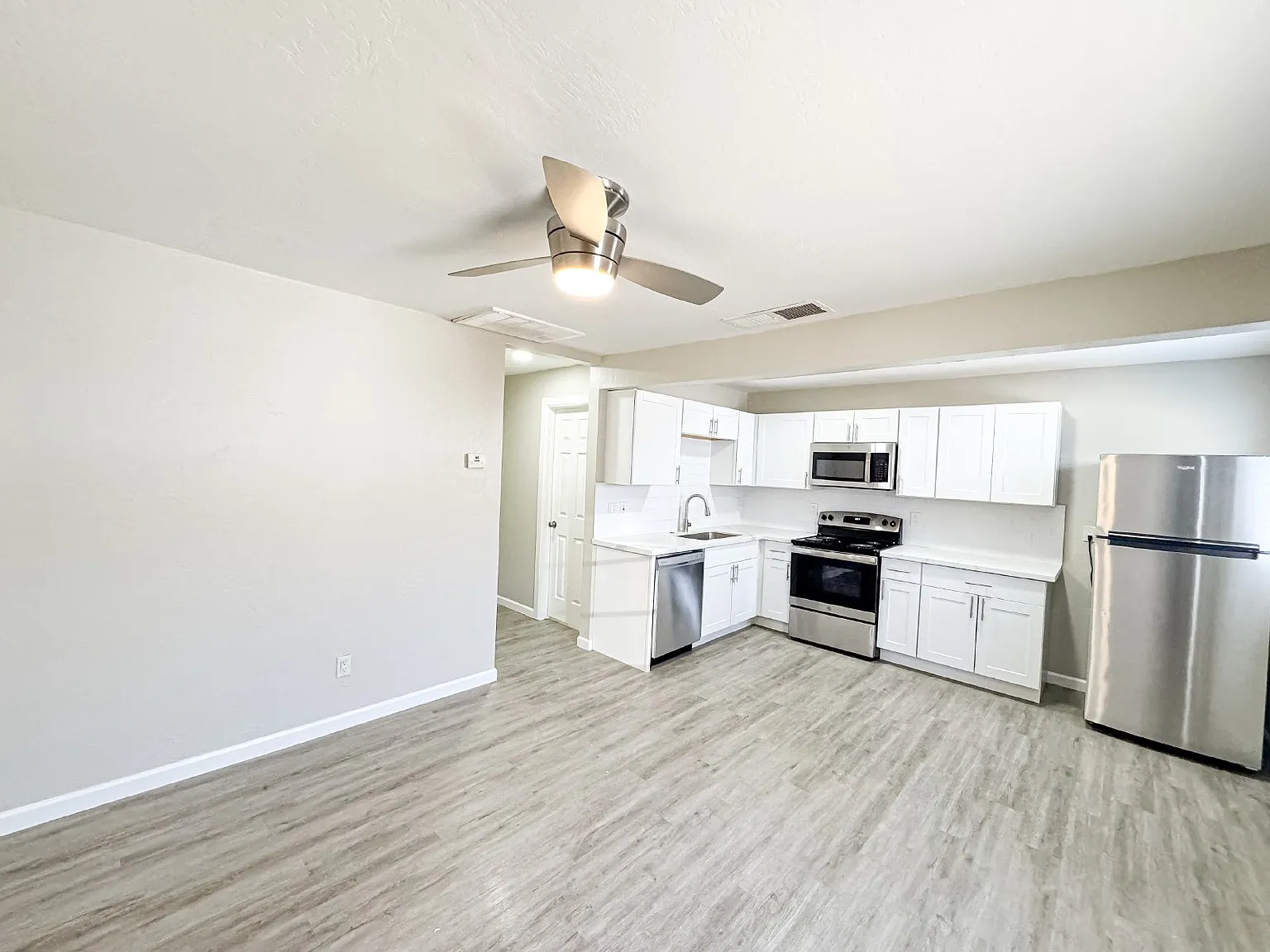 3 bed, 1.0 bath, 800 sqft, $1,275 — Photo 3