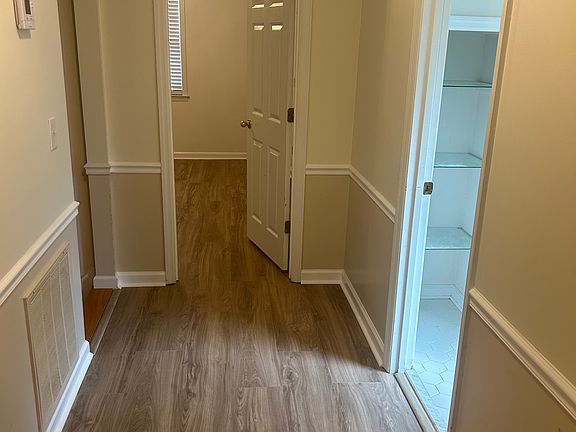 2nd image of 1017 Mulberry St