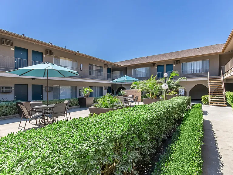Buena La Vista Apartment Homes — Photo 9