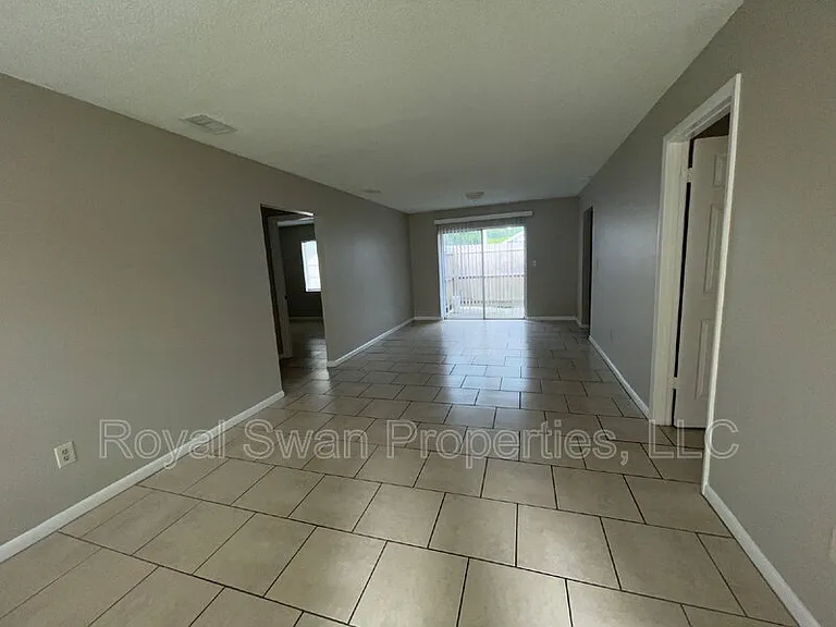 124 Rebecca Ln — Photo 2