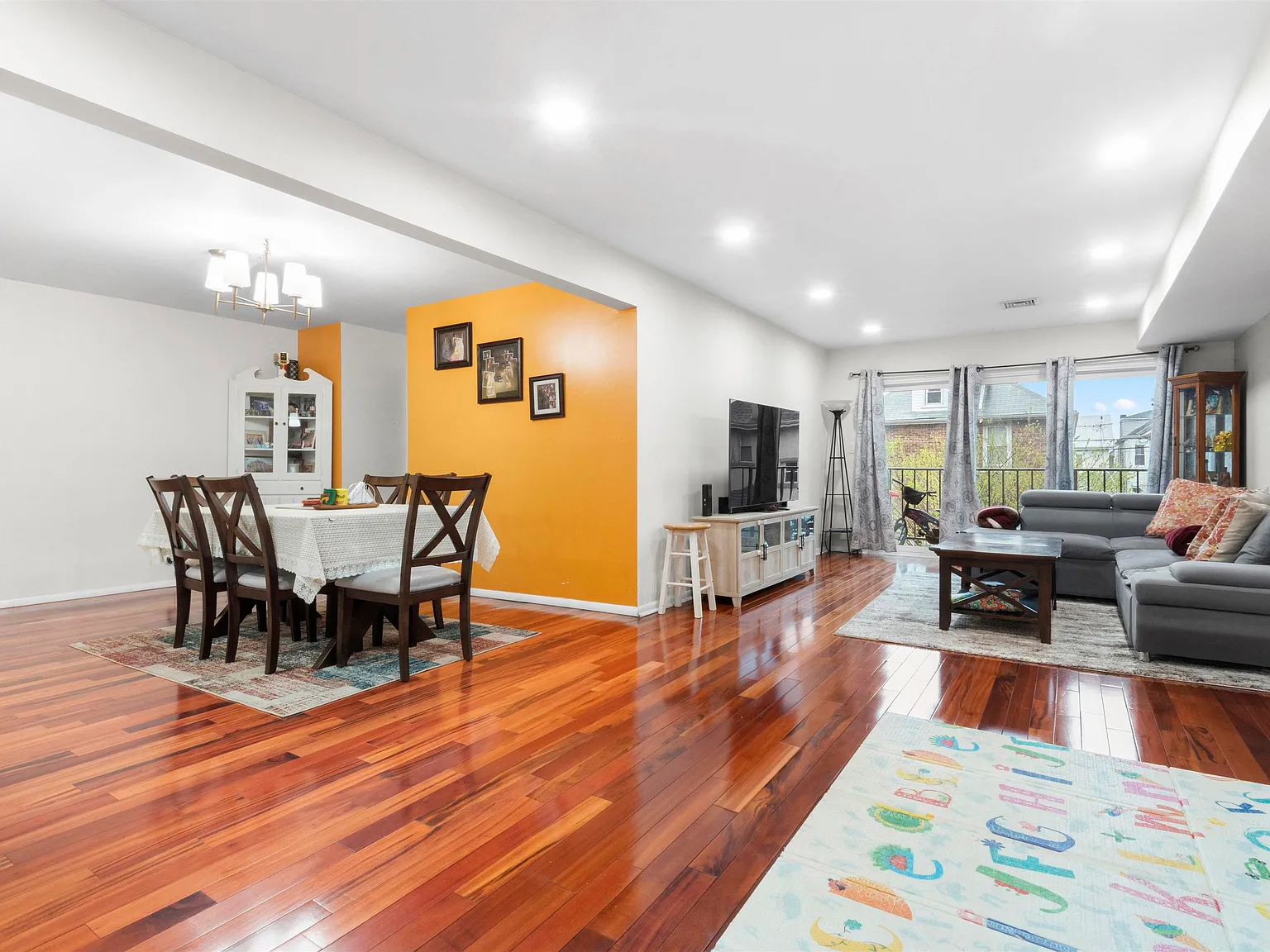 2 bed, 2.0 bath, 1300 sqft, $3,500 — Photo 3