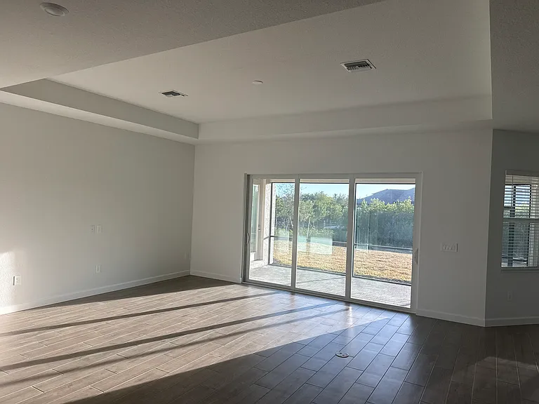 7796 Lakes Edge Ln — Photo 8