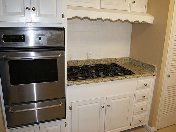 4th image of 901 Rosewood Ln