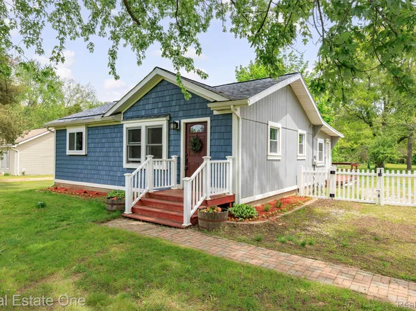 845 Sebek St, Oxford, MI 48371
