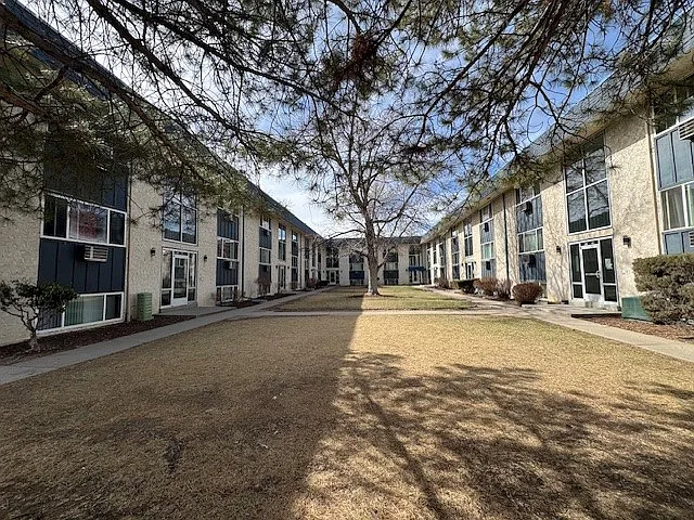 Twin Fountain Apartments — Photo 2
