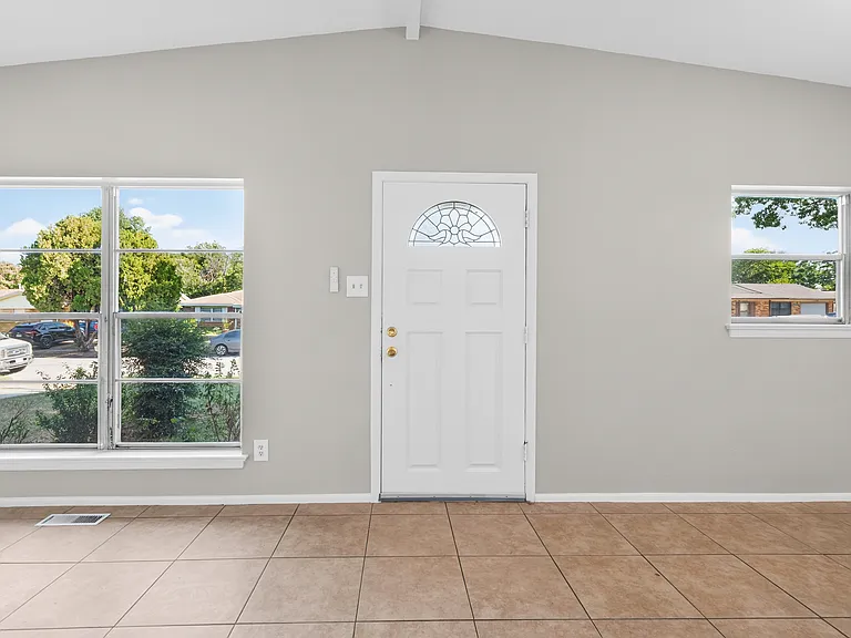 2821 Yale St — Photo 5