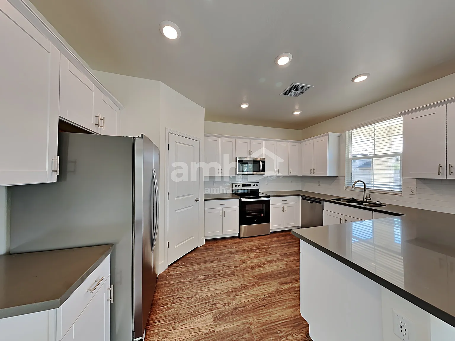 4 bed, 2.5 bath, 1912 sqft, $2,500 — Photo 2