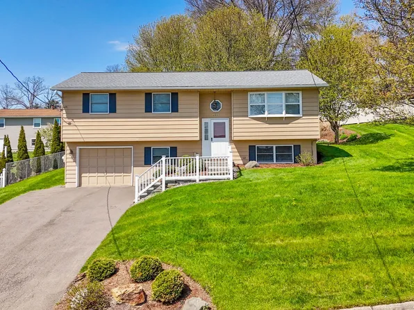 933 Squires Ave, Endicott, NY 13760