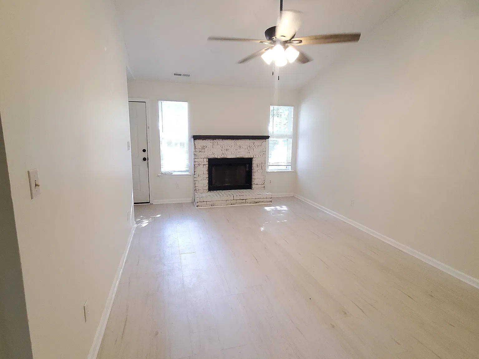 2 bed, 1045 sqft, $1,350 — Photo 2