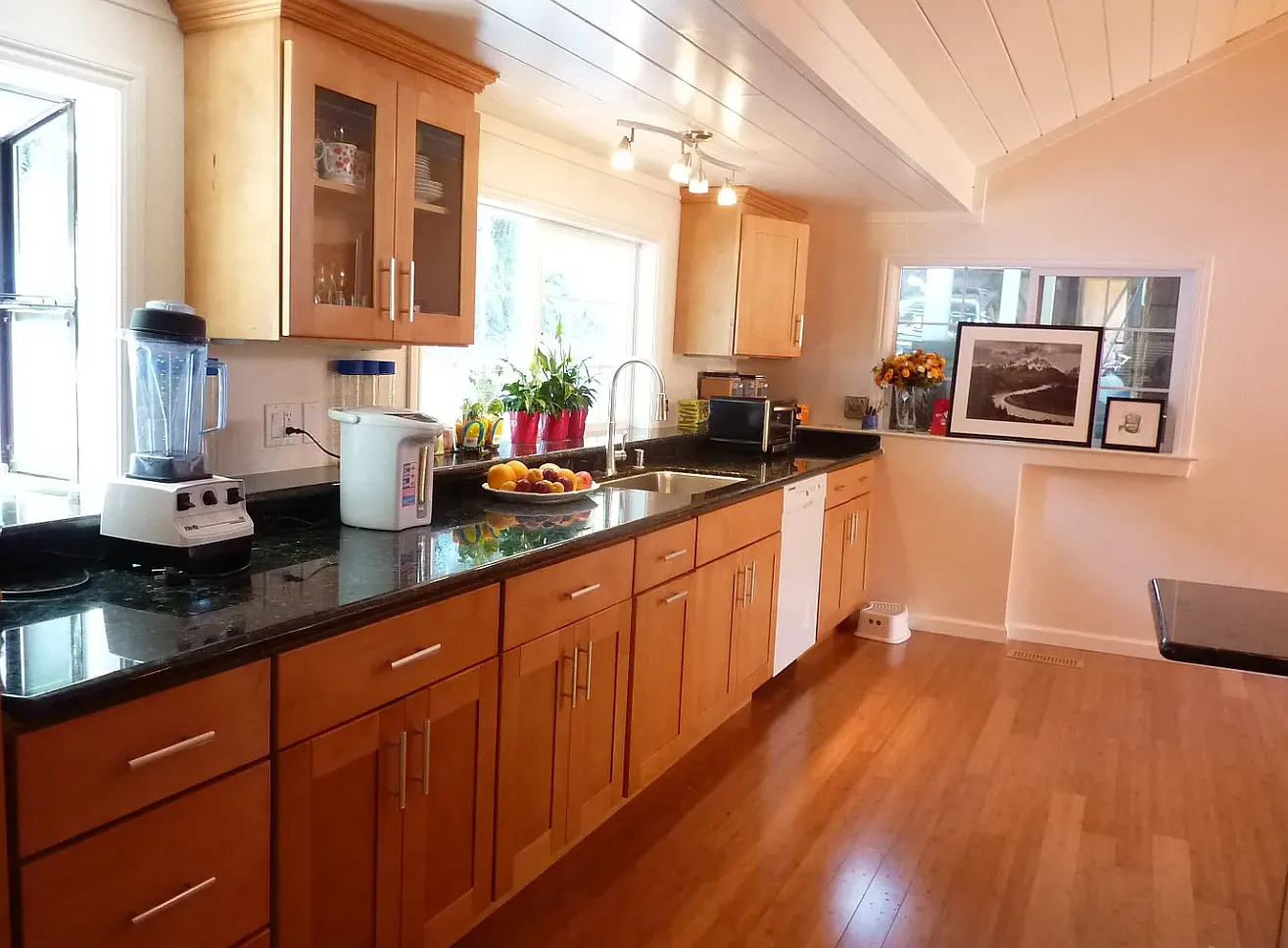 3 bed, 1940 sqft, $6,800 — Photo 1