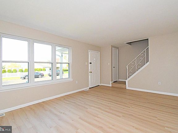 3rd image of 2821 N Ford Dr