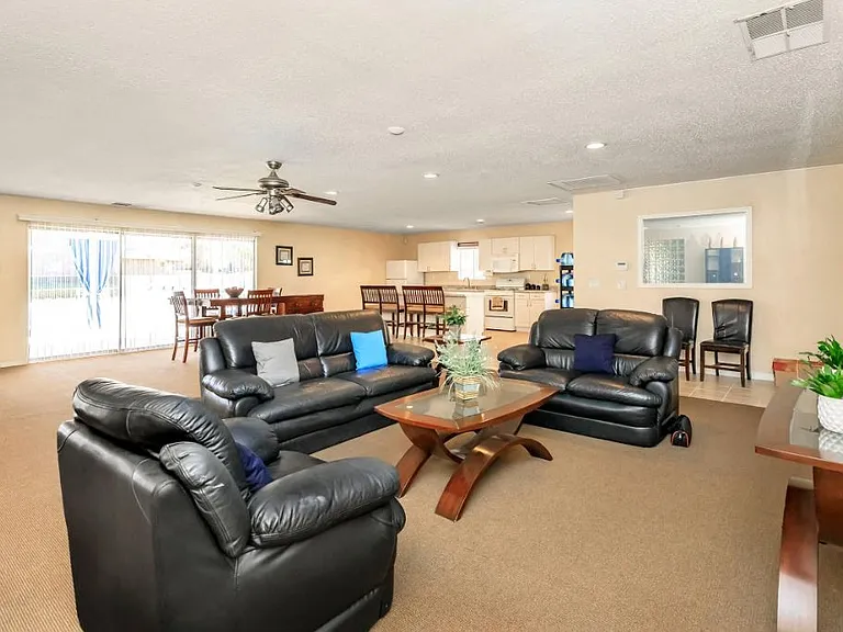 Sunset View Apartments — Photo 17